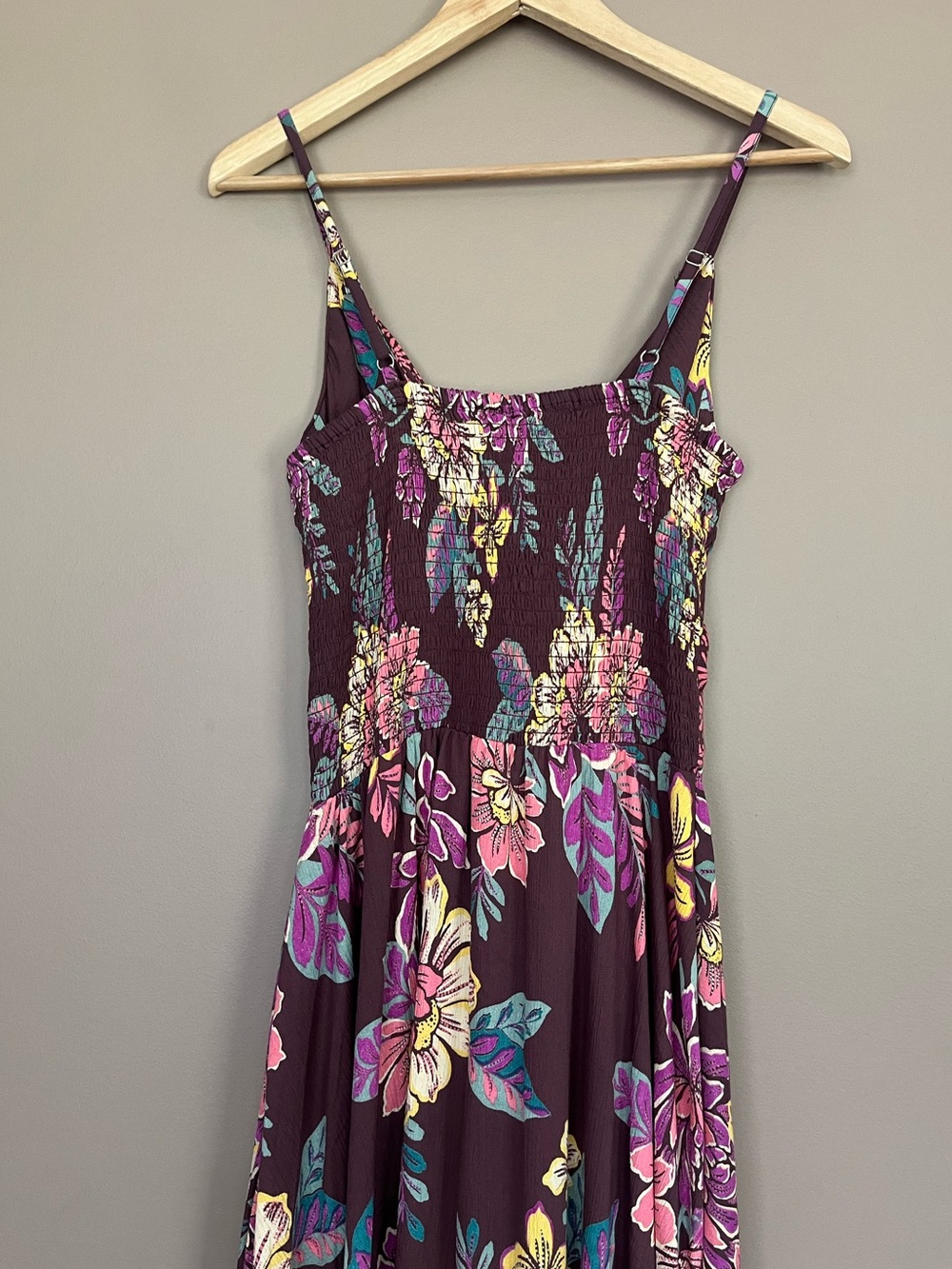 {Angie} Floral Sleeveless Twist-Front Midi Dress with Handkerchief Hem - Large - Picture 6 of 10